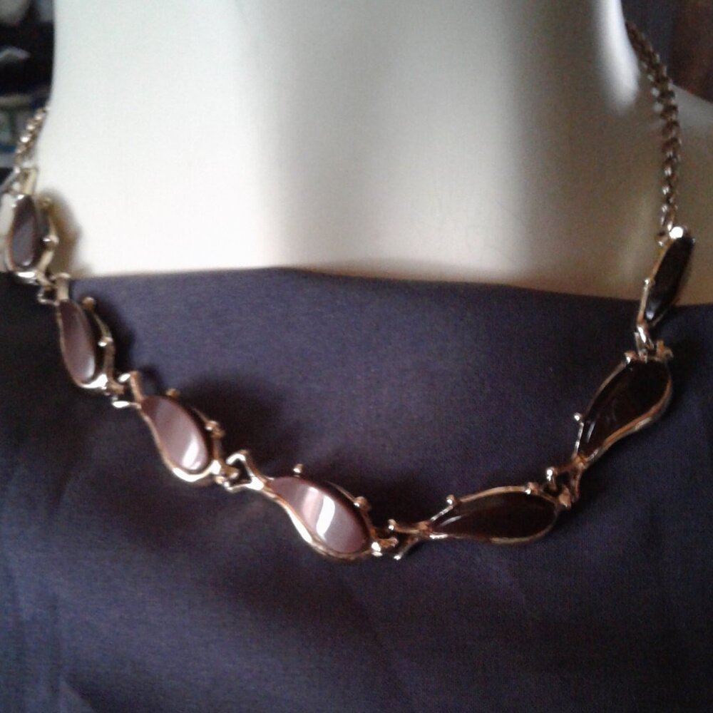 Vintage No Brand Necklace  Gold Tone Brown center piece